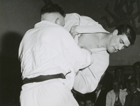 860663 Afbeelding van de Utrechtse judoka Anton Geesink in actie tijdens een judotoernooi tegen een onbekende ...